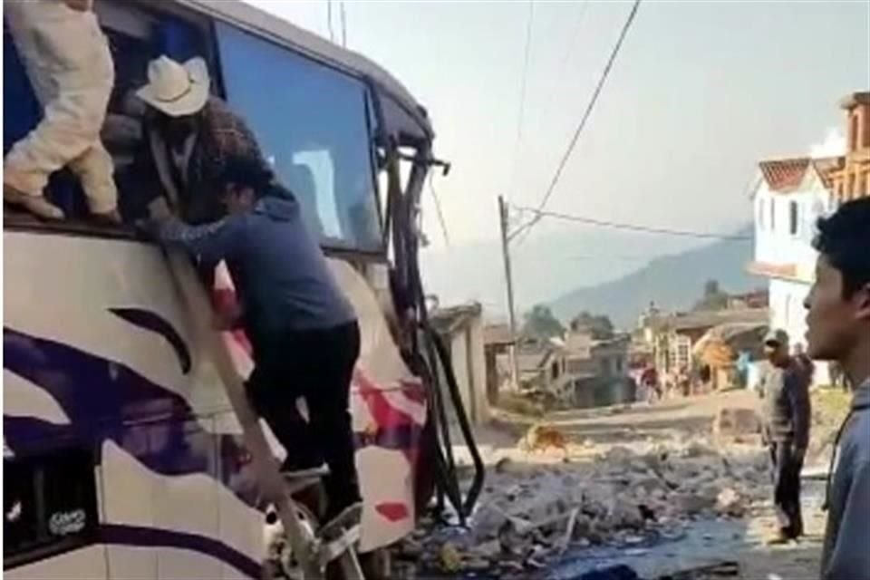 Según fuentes policiales, el autobús presuntamente se quedó sin frenos y se impactó contra un inmueble utilizado como estética, en las inmediaciones de la vía. 