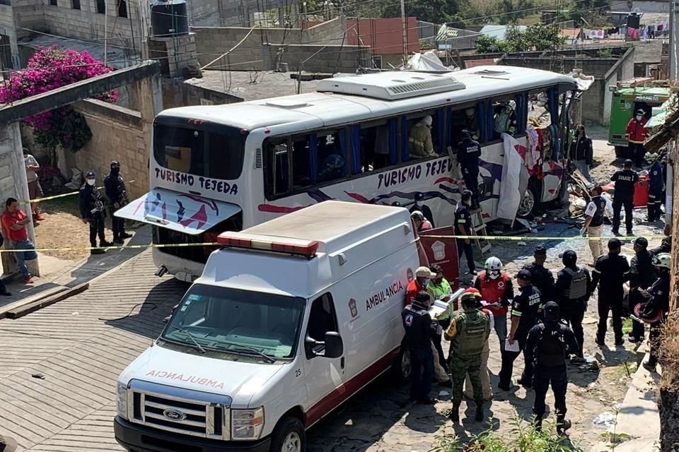 Un total de 19 muertos y 20 heridos fue el saldo de un choque de un autobús de peregrinos contra un local a unos metros de la Carretera Joquicingo-Malinalco, al sur del Edomex. 