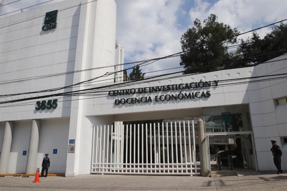 Alumnos de Derecho del CIDE presentaron un amparo para frenar el proceso de selección del nuevo Director General de la casa de estudios.