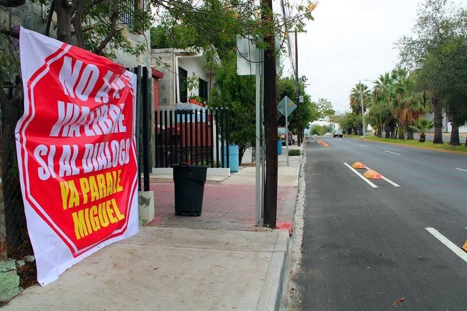 A lo largo de 4 kilómetros, donde se proyecta una ciclovía, hay pancartas colgadas en las fachadas contra Vía Libre.