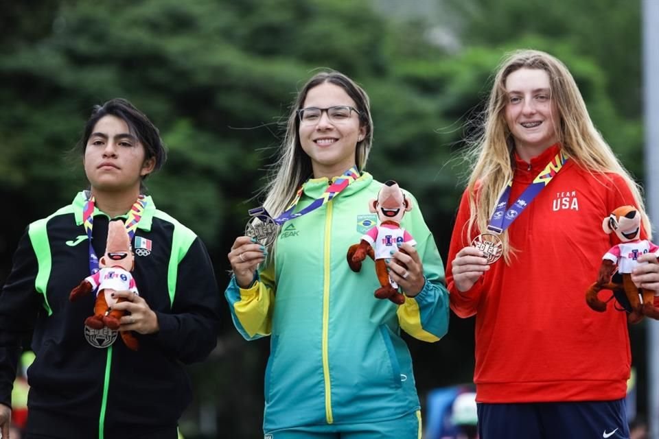 Itzel Granados (izquierda) se colgó la plata en skateboarding.