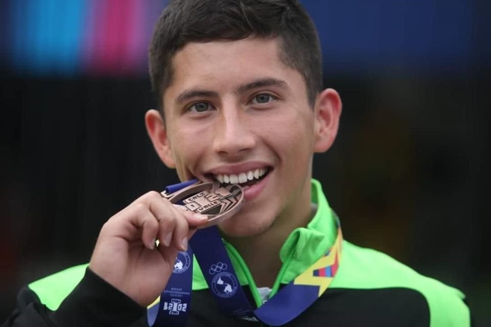 Randal Willars muerde el bronce que consiguió en el trampolín de 3 metros.