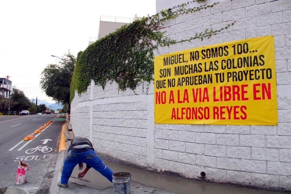 A lo largo de 4 kilómetros, donde se proyecta una ciclovía, hay pancartas colgadas en las fachadas contra Vía Libre.