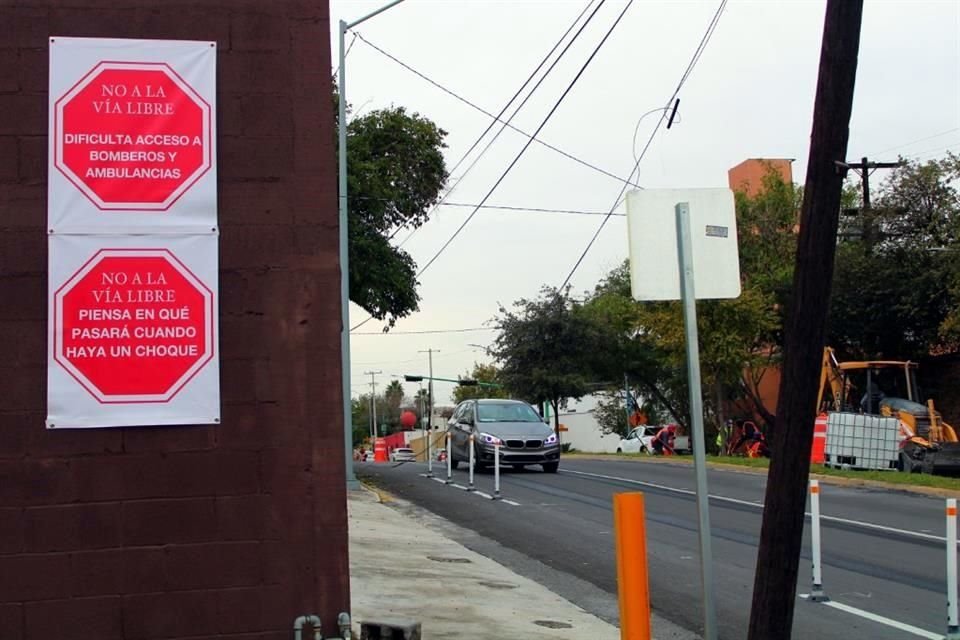 A lo largo de 4 kilómetros, donde se proyecta una ciclovía, hay pancartas colgadas en las fachadas contra Vía Libre.