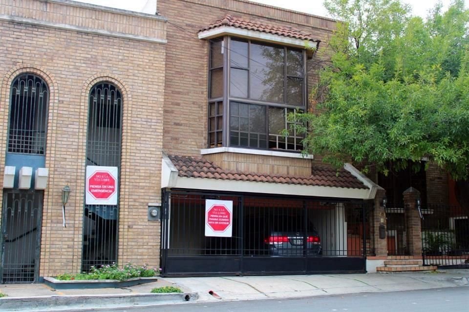 A lo largo de 4 kilómetros, donde se proyecta una ciclovía, hay pancartas colgadas en las fachadas contra Vía Libre.