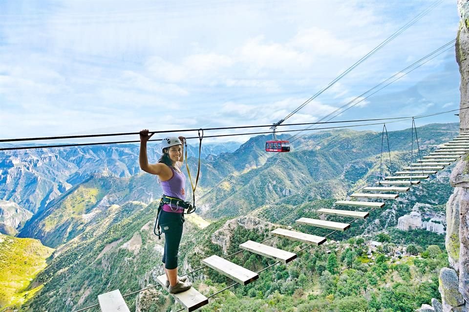 El Parque de Aventura Barrancas del Cobre ofrece practicar vía ferrata, rappel y escalada en roca.