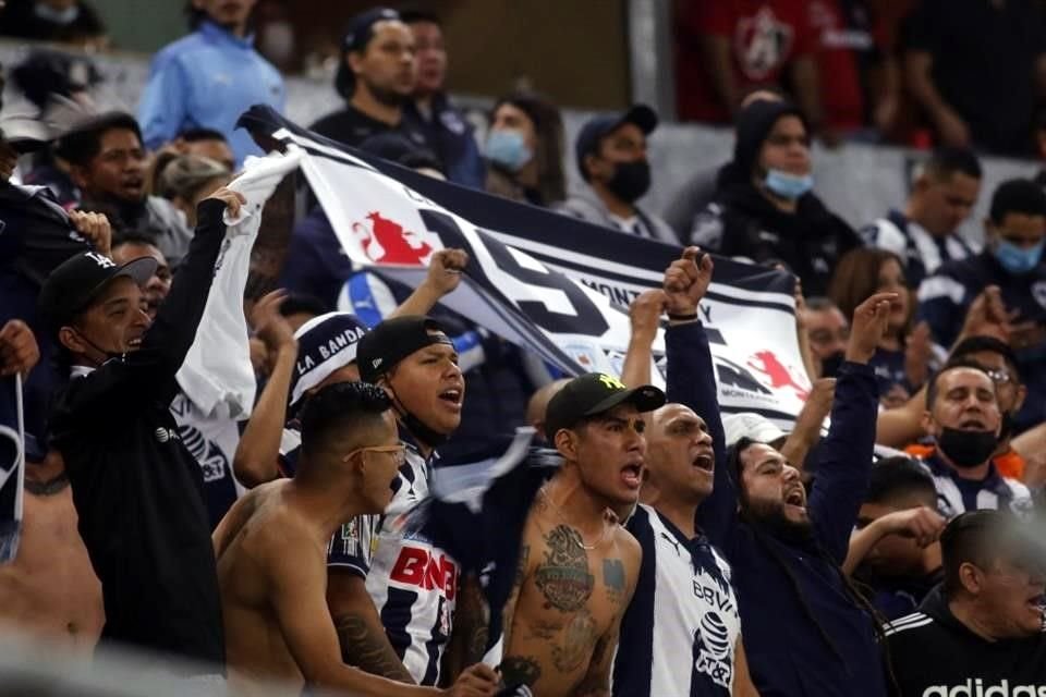 También los aficionados del Monterrey se hicieron cita al Estadio Jalisco.