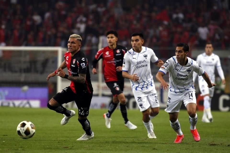 Luis Reyes (izq.) cayó dentro del área, por lo que el árbitro César Ramos señaló penal.