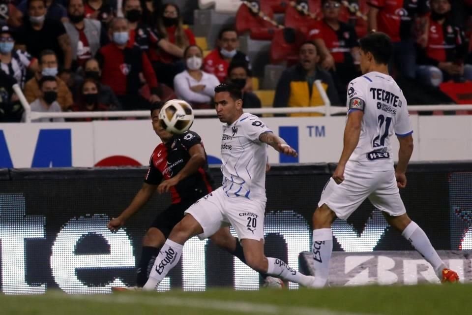 La defensa albiazul no podía contener los avances del Atlas.