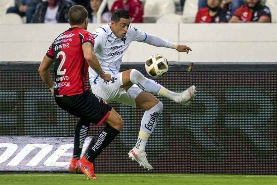 Incluso el ataque de los regios no parecía crear oportunidades en Rogelio Funes Mori (derecha).