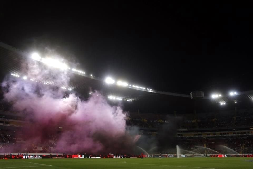 El Estadio Jalisco se pintó totalmente de rojo y negro para apoyar a su Atlas.