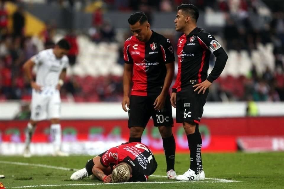El 'Hueso' cayó tras una entrada de Aguirre, que el árbitro central no revisó en el VAR.