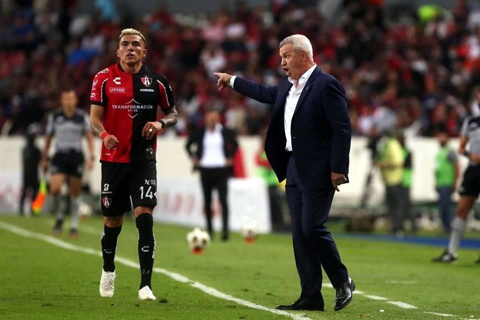 Javier Aguirre no pudo ganarle en estrategia a Diego Cocca.