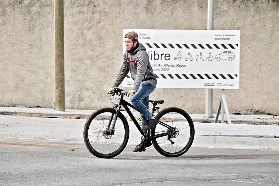 En calles que conectan esta vialidad, entre Avenida de las Olimpiadas y la calle Jiménez, fueron colocados triángulos de prioridad ciclista. 