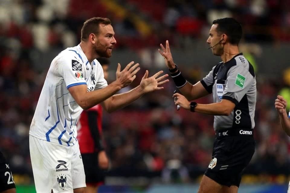 Los reclamos de los jugadores del Monterrey sobre César Ramos fueron una constante en el encuentro.