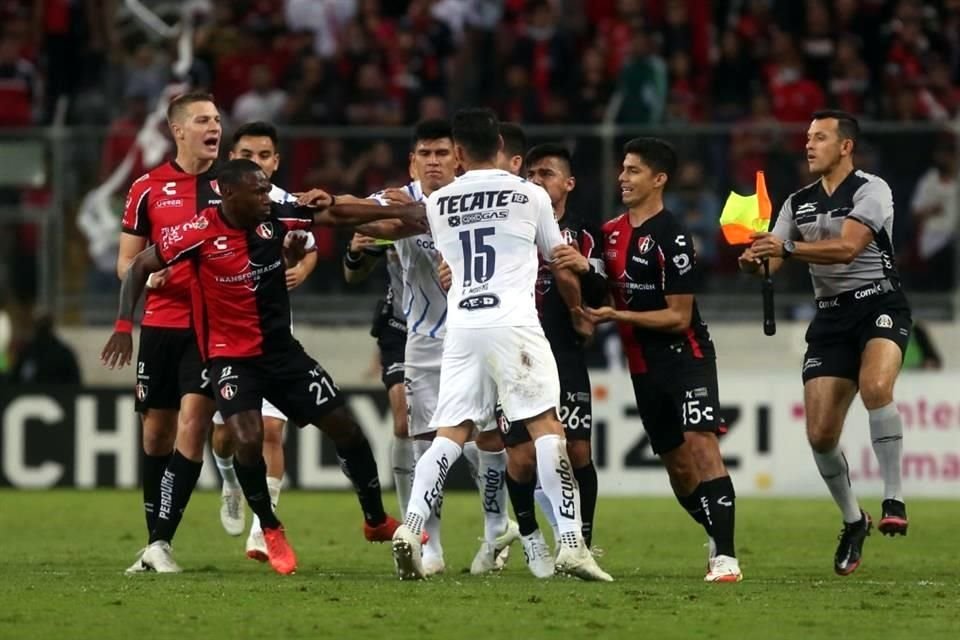 En los últimos minutos del encuentro, jugadores de ambos equipos se enfrentaron en una bronca.