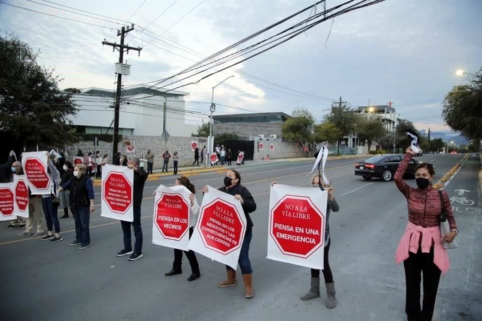 Un grupo de vecinos bloqueó por dos minutos el paso en amos sentidos de la Avenida Alfonso Reyes, en San Pedro.