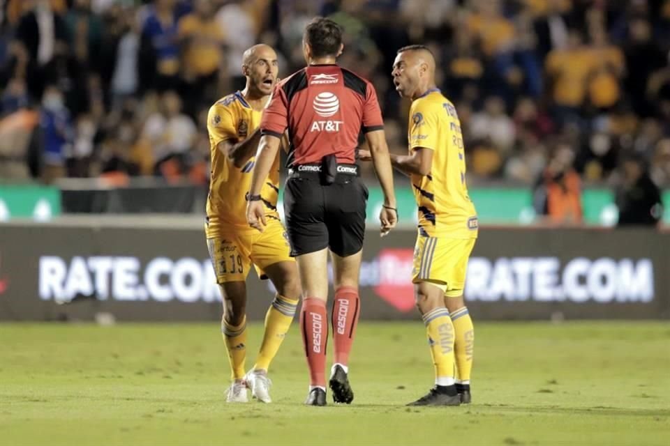 Guido Pizarro (izq.) y Rafael Carioca reclamando fuerte a Luis Enrique Santander.