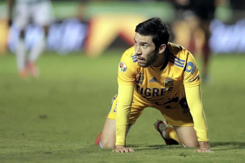 Juan Pablo Vigón no logró pesar en el medio campo.