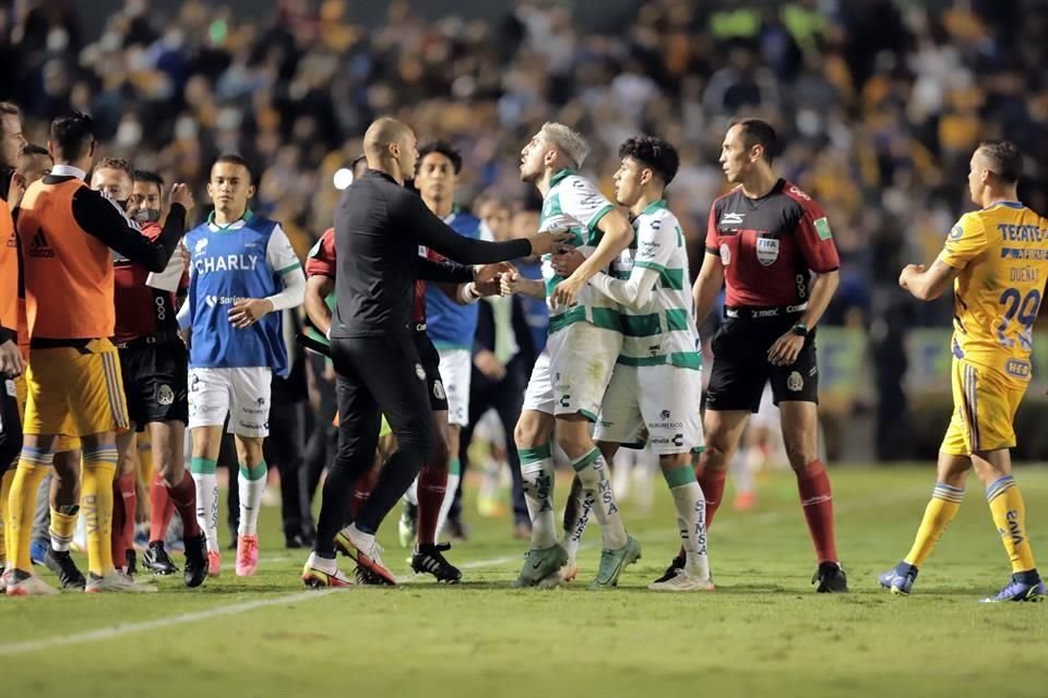 Minutos después del gol, Diego Valdés se hizo de palabras con Raymundo Fulgencio. El suplente felino fue expulsado.