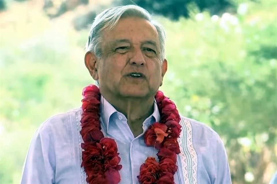 Andrés Manuel López Obrador durante la inauguración de camino rural San Jerónimo Taviche, Oaxaca.