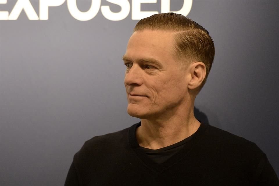 El fotógrafo y músico Bryan Adams presentó virtualmente la edición 2021 del Calendario Pirelli, a pesar de que hace días se contagió de Covid-19.