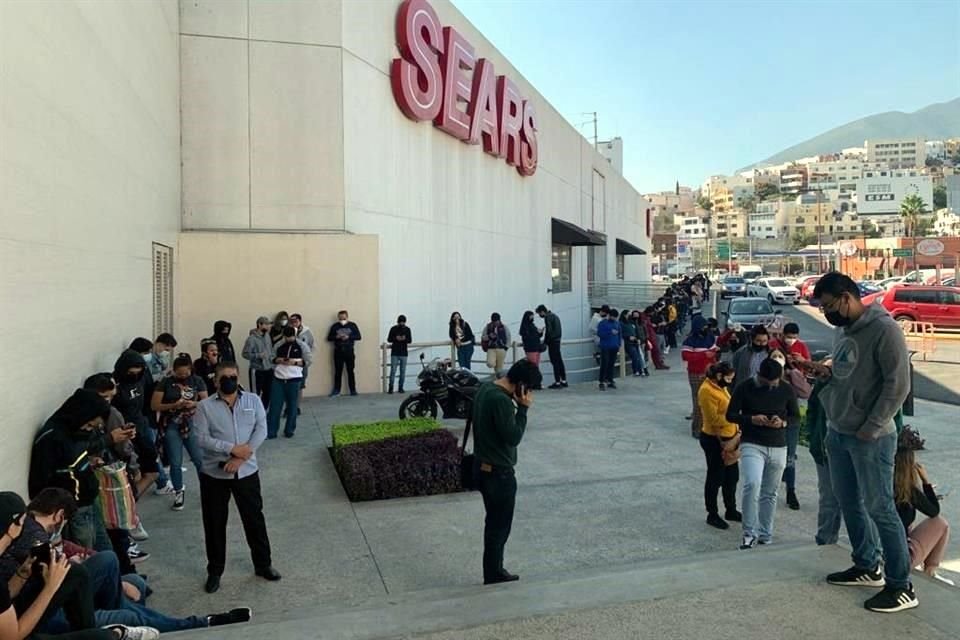 La fila para adquirir boletos en Galerías Monterrey sale del centro comercial.