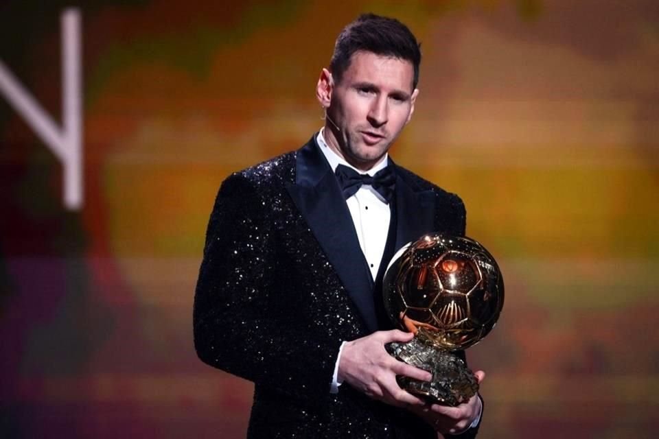 Lionel Messi posa con su séptimo Balón de Oro.