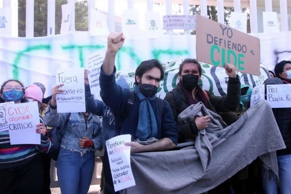 José Romero, director de CIDE, acudió al centro para pedir que la sede sea liberada y recibió reclamos de alumnos que le exigieron diálogo.