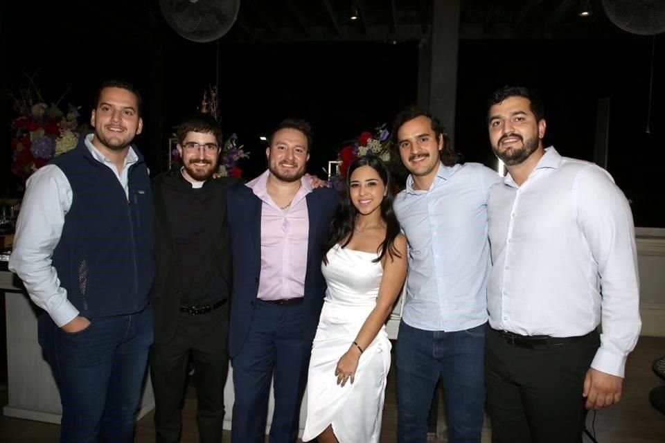 Paulina López Chavez y Daniel Torres Hinojosa y amigos