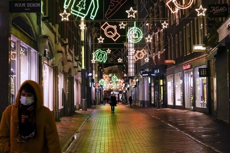 Vista de las calles de Amsterdam después de las 17:00 horas, vacías por las nuevas restricciones.