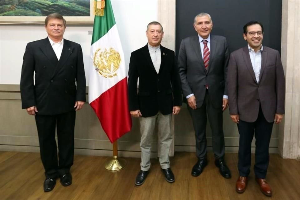 Lohman (ext. izq.) en el anuncio de su nombramiento, junto con Zenteno, para el ISSSTE, y Luis Ramírez Pineda, para Nafín.  