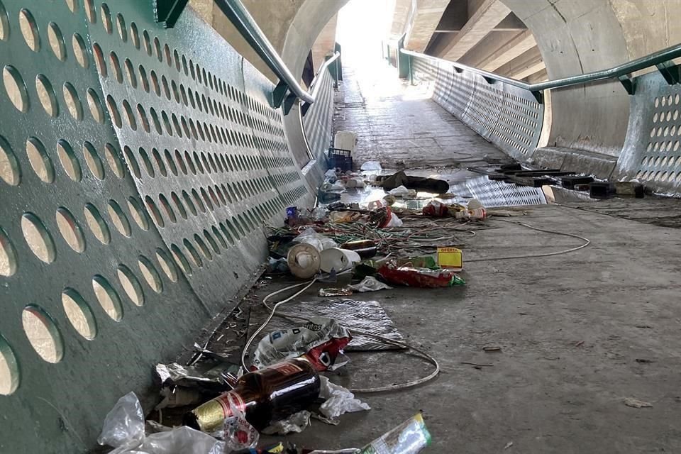 Los pasillos peatonales en el Puente Atirantado tienen basura y hasta charcos.