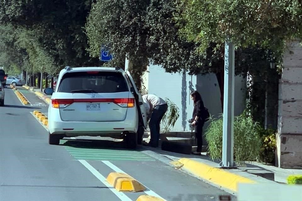 Conductores dijeron haber sufrido ponchadura de llantas al subirse a separadores de la ciclovía tras enfrentar cerrones.