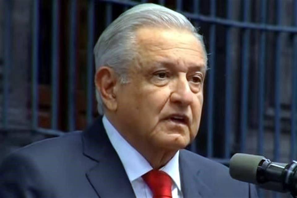 Durante discurso por 3 años de Gobierno, AMLO reprochó que antes el apoyo era para 'los de arriba' y exclamó: 'al carajo con ese cuento'.