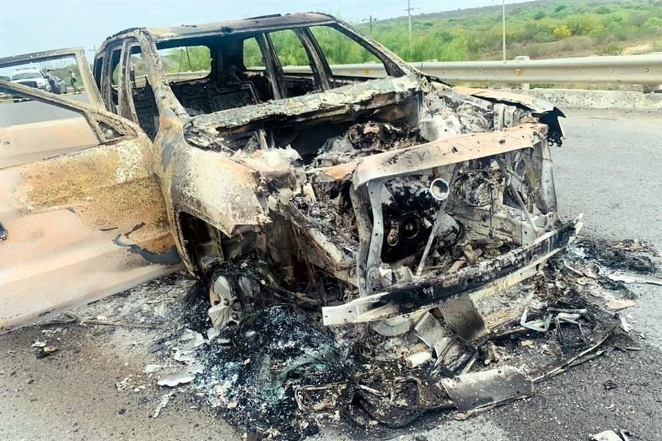 La camioneta en la que viajaba la víctima fue calcinada el el puente de Camino a Peña Blanca. 