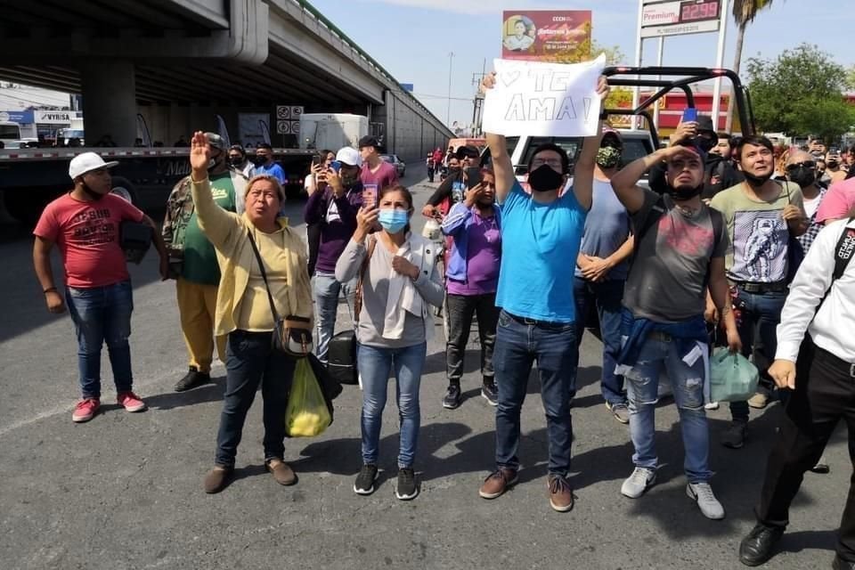 Un grupo de personas que llegaron al lugar realizaron una oración por el hombre y le pidieron que no se tirara.
