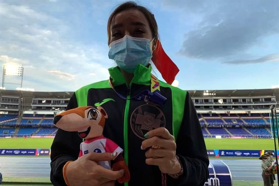 Verónica Ángel Talamantes ya cuelga la medalla de bronce en su cuello.