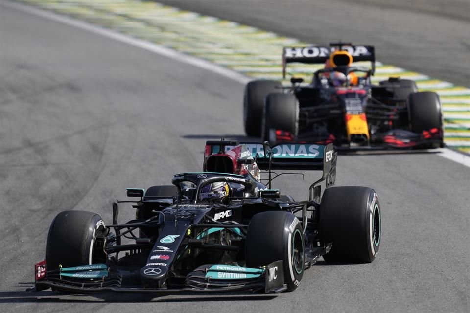 Mercedes tiene ventaja sobre Red Bull en el Campeonato de Constructores.