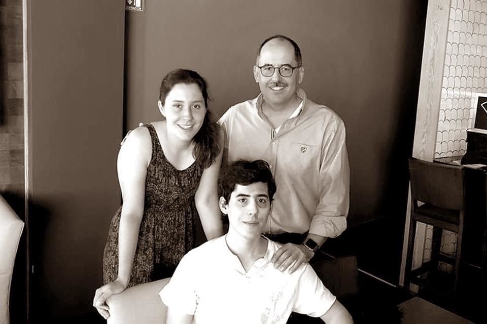 Arturo Guerra Leal, con su papá, Arturo Guerra Pérez, y su hermana, Daniela Guerra Leal