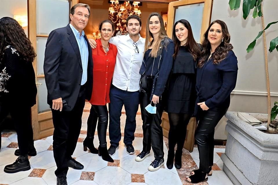 Carlos Mauleón, Marcela Merino, Carlos Mauleón Jr., Isabella Regules, Lucía Regules y Lucía Merino