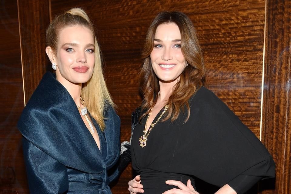 La modelo Natalia Vodianova (IZQ) y Carla Bruni (DER) disfrutaron de la velada.