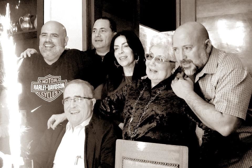 Ricardo Rangel y Carolina Flores de Rangel con sus hijos Ricardo, Rodrigo, Carolina y Roberto Rangel Flores