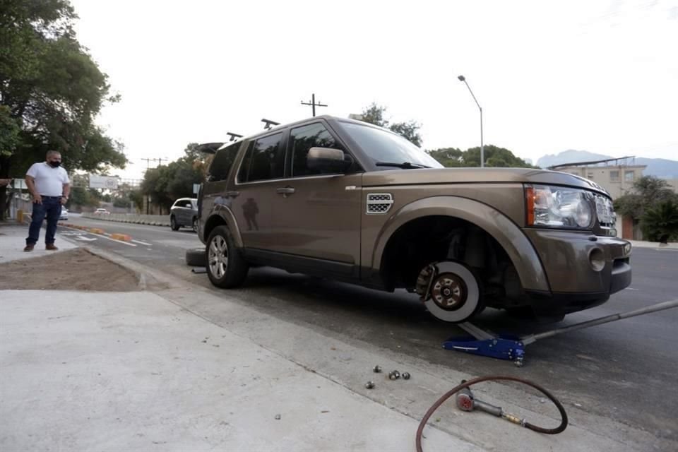 Esta camioneta resultó dañada al dar vuelta a la izquierda y golpear un separado, a la altura del puente de Calzada del Rosario.