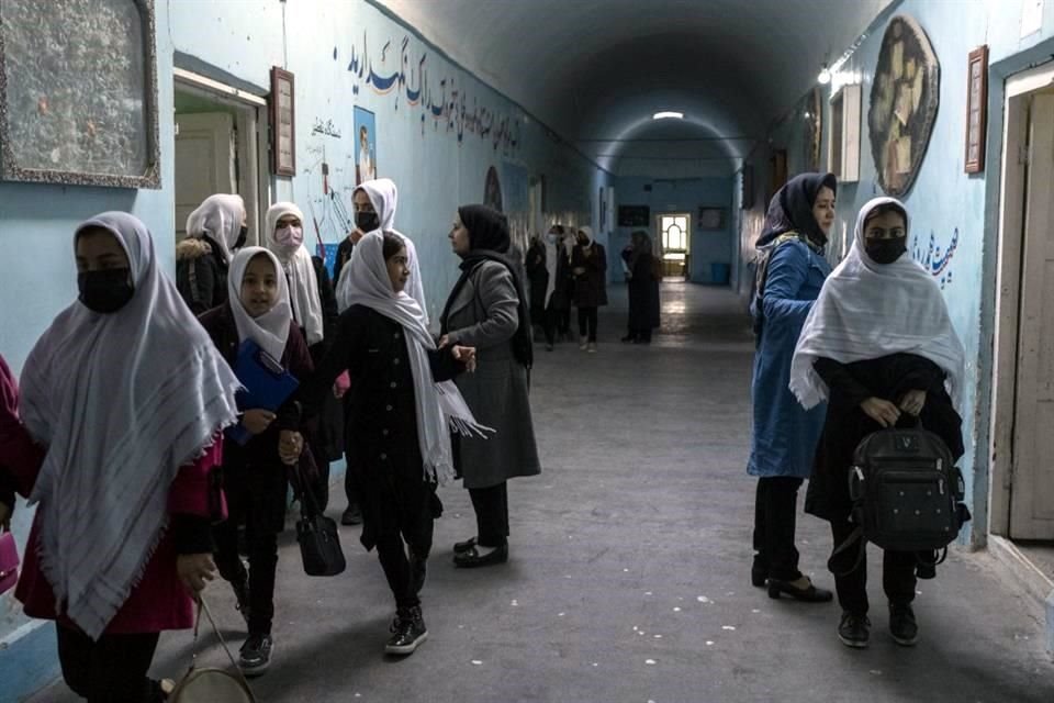 Jóvenes salen de una escuela en Afganistán.