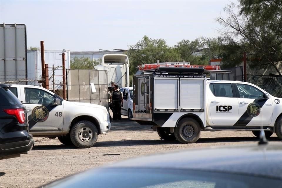 Autoridades estatales, con apoyo militar, catearon la bodega relacionada con el enfrentamiento y balacera que se dio anoche en Escobedo.
