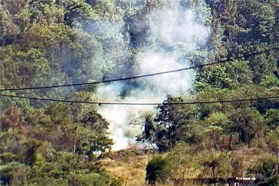 En fotografías y videos captados por los habitantes de Aldama se observa una columna de humo desde el punto en el que se realizan los ataques.