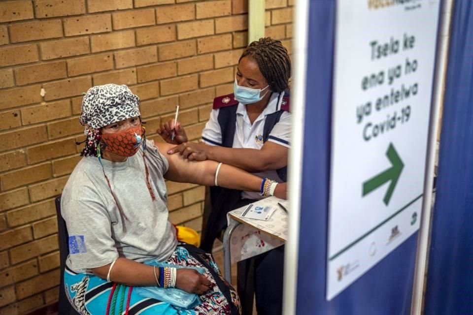 Una mujer recibe la vacuna contra Covid-19 en Sudáfrica.