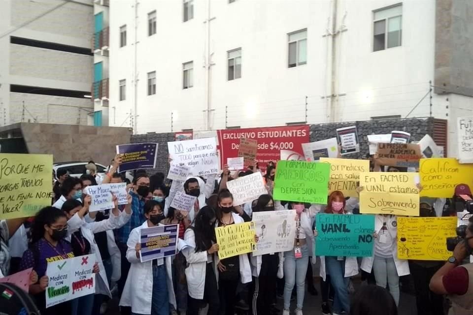 Más de 200 jóvenes y padres de familia protestaron en la Facultad de Medicina en busca de irrumpir en el evento del encendido de pino de Navidad de la dependencia.