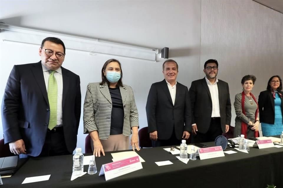 En la FIL, autoridades electorales presentaron el libro  'Elecciones, justicia y democracia en México. Fortalezas y debilidades del sistema electoral 1990-2020'.